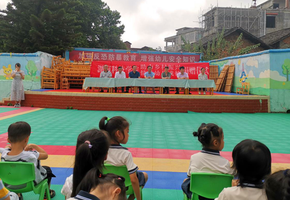学校向桃川镇中心幼儿园捐赠床位(图)