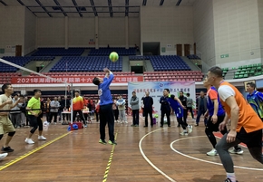 学校成功举行第十六届教职工气排球赛(图)
